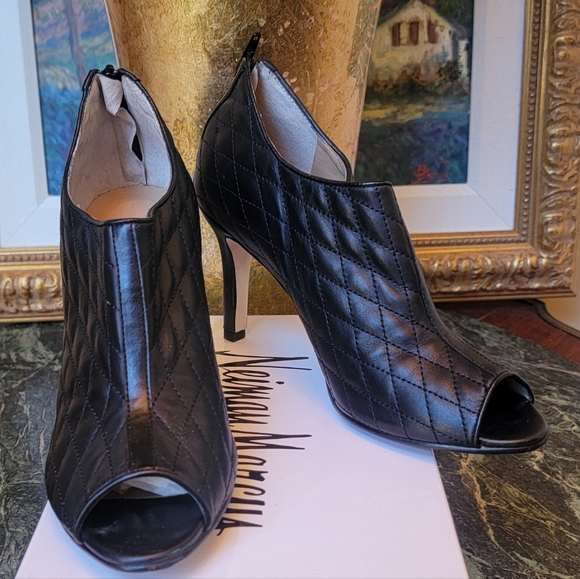 NEIMAN MARCUS BLACK QUILTED LEATHER HIGH HEEL PEEP TOE BOOTIES 40 9 - Picture 7 of 10